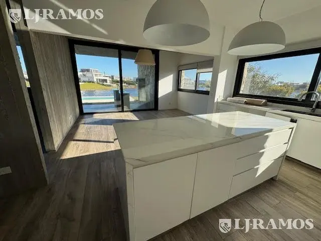 Casa con excelente diseño en Barrio Marinas Puertos del Lago 2