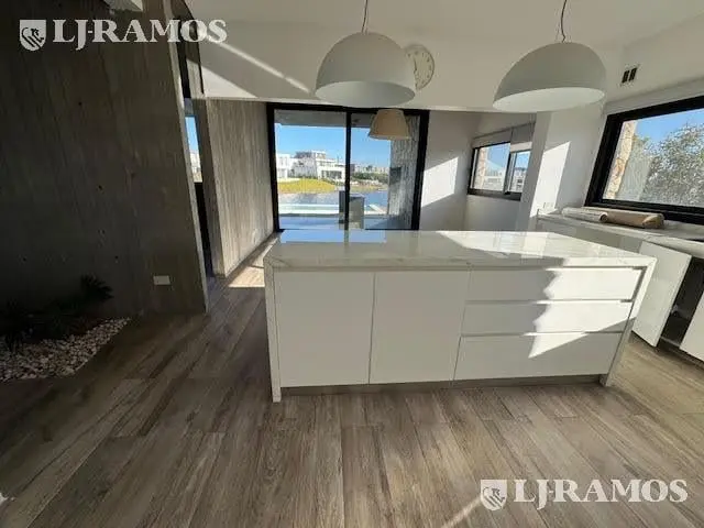 Casa con excelente diseño en Barrio Marinas Puertos del Lago 3