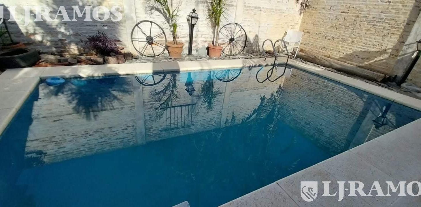 CASA EN VENTA EN PILAR CENTRO - A REFACCIONAR C/ PILETA