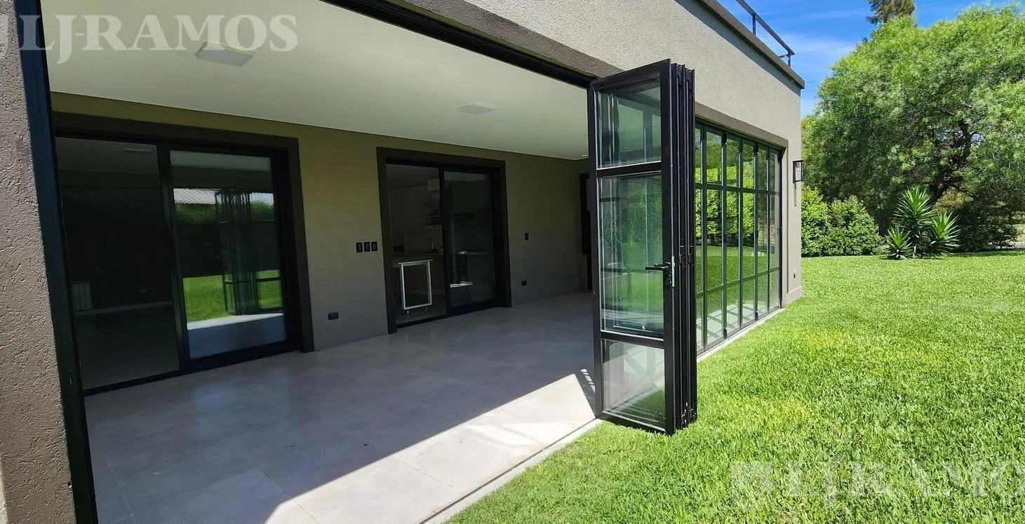 SIN MUEBLES. IMPECABLE. LOTE INTERNO. 5