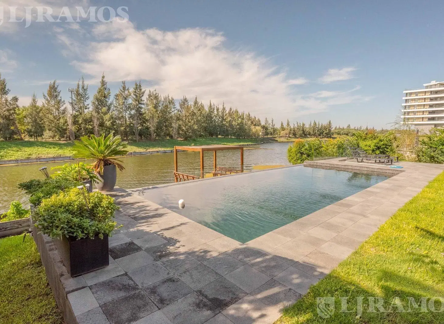A laguna con 4 dormitorios en venta casa en Virazón - Nordelta. 2