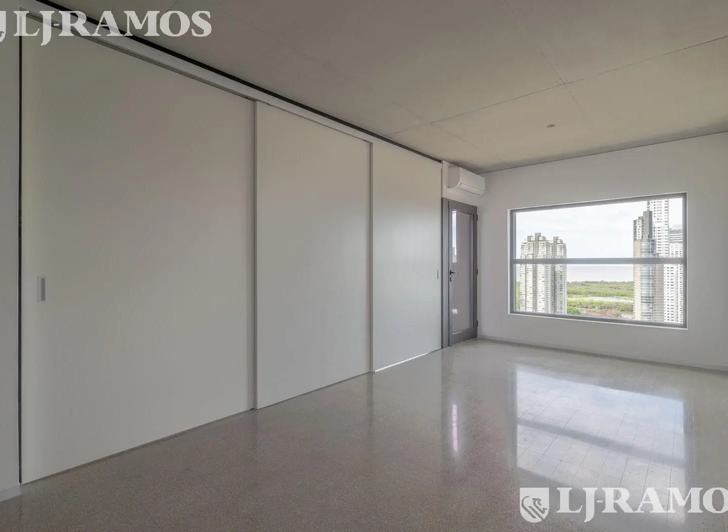 Venta 2 amb. estrenar - Torre Huergo piso muy alto - increible vista al río y diques Puerto Madero 2