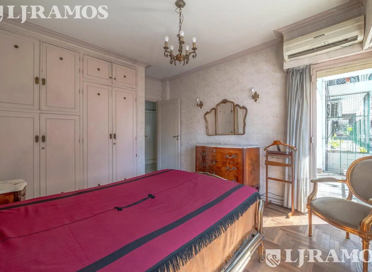Departamento 4 ambientes con dependencia, muy luminoso, con cochera y baulera 5