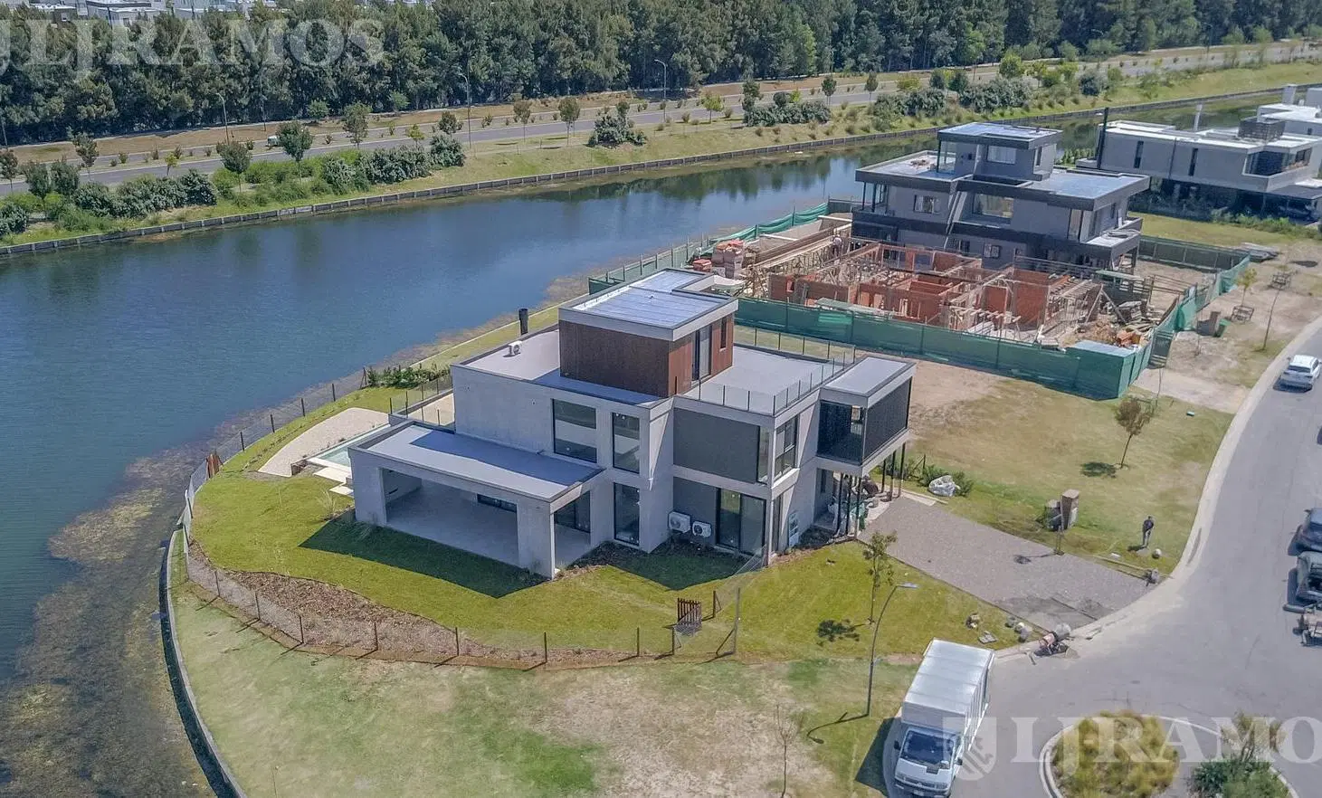 Casa con 3 suites, sobre el lago, en venta en LOS PUENTES, NORDELTA 2