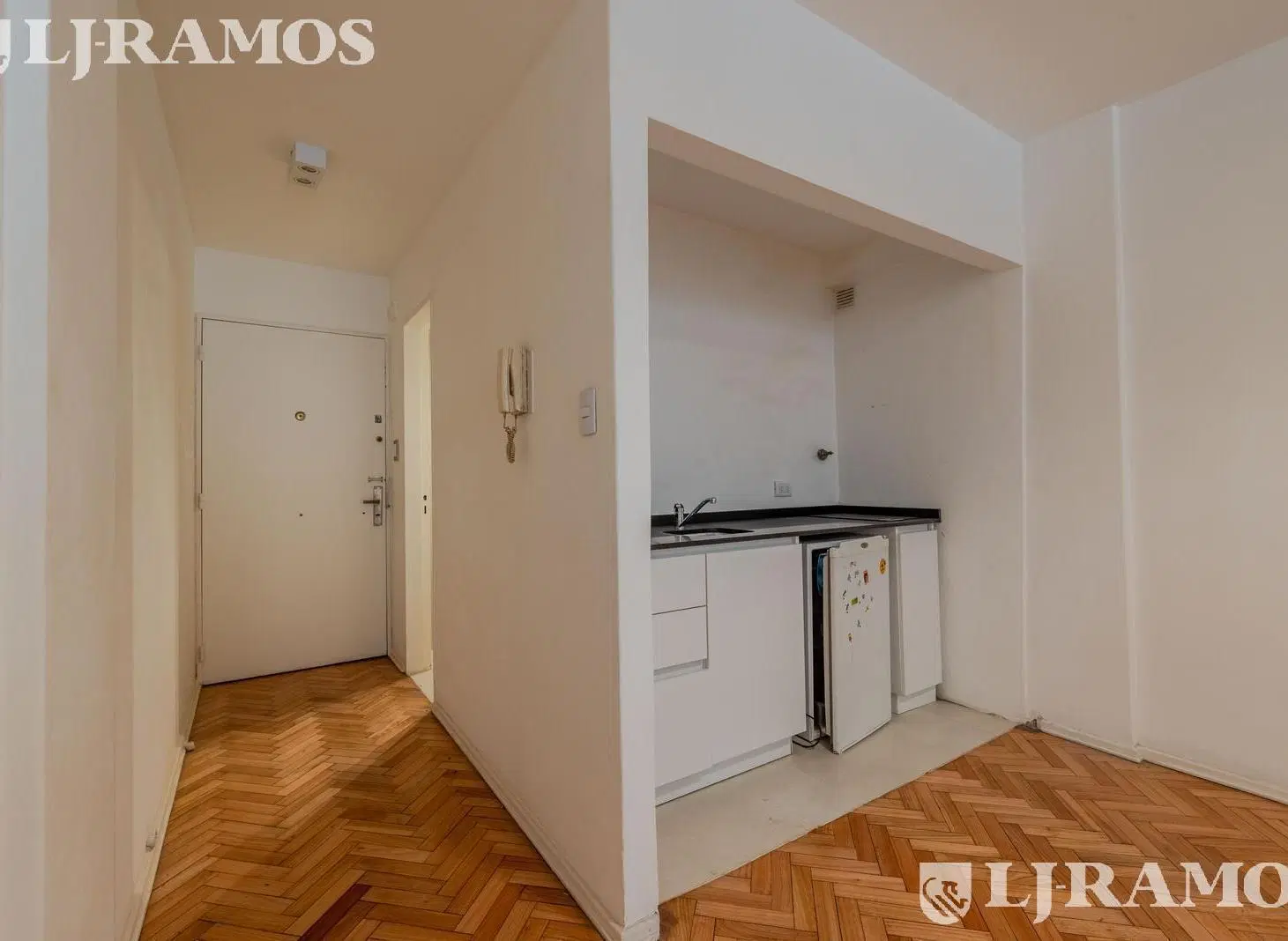 Departamento en Retiro, monoambiente con baño y cocina integrada, apto profesional! Reciclado! 5