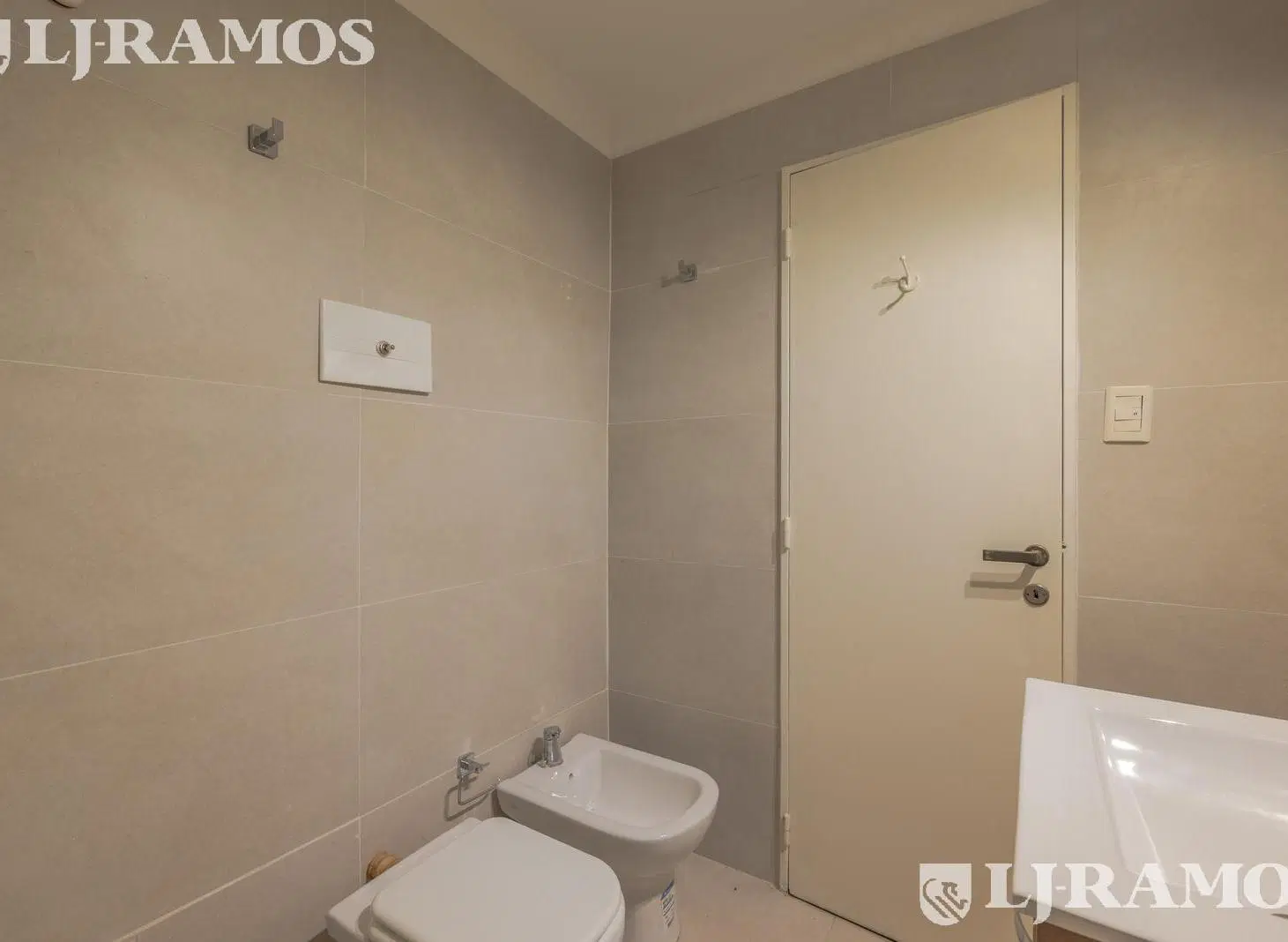 Departamento en Retiro, monoambiente con baño y cocina integrada, apto profesional! Reciclado! 3
