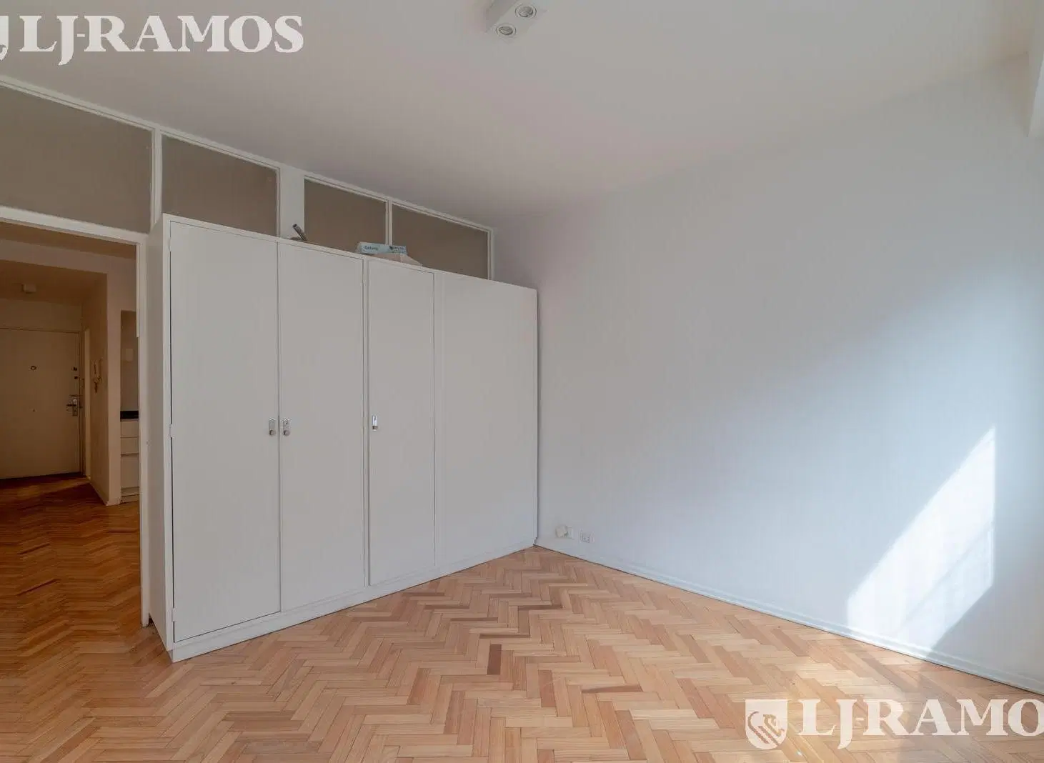 Departamento en Retiro, monoambiente con baño y cocina integrada, apto profesional! Reciclado! 2