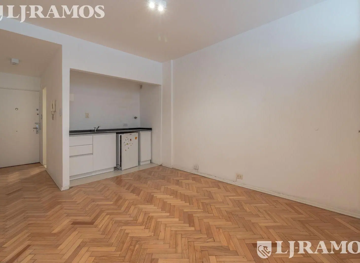 Departamento en Retiro, monoambiente con baño y cocina integrada, apto profesional! Reciclado! 4