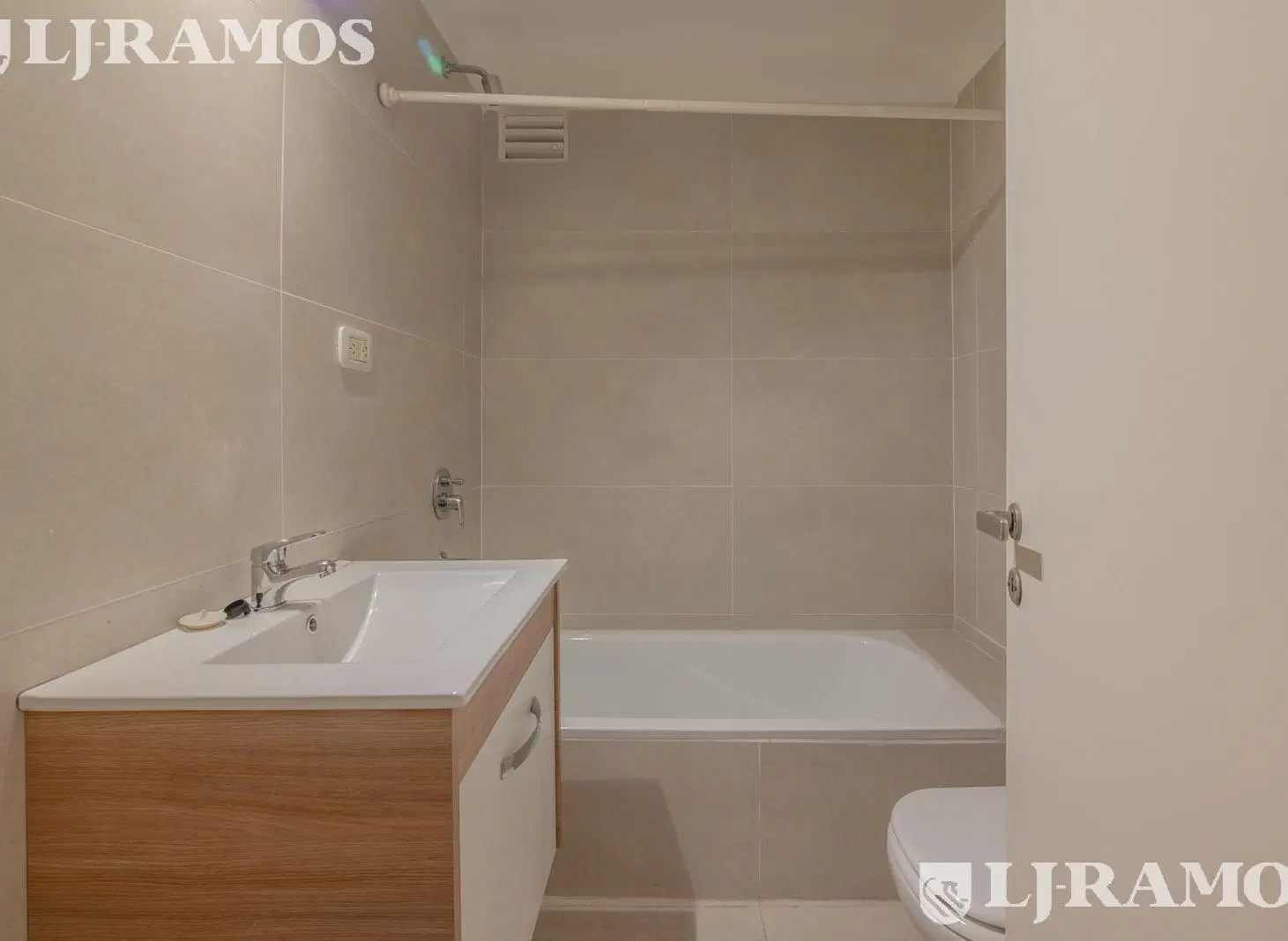 Departamento en Retiro, monoambiente con baño y cocina integrada, apto profesional! Reciclado! 1
