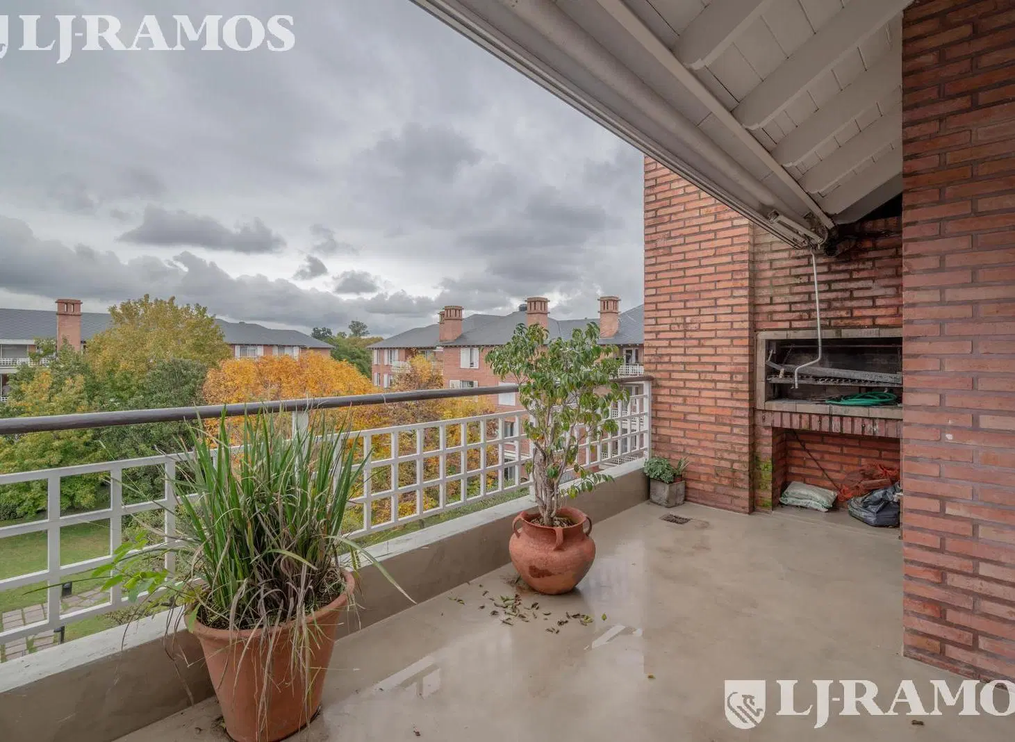 MUY LINDO DEPARTAMENTO DE 3 AMBIENTES Y ESCRITORIO EN JARDINES DE SAN ISIDRO. 1