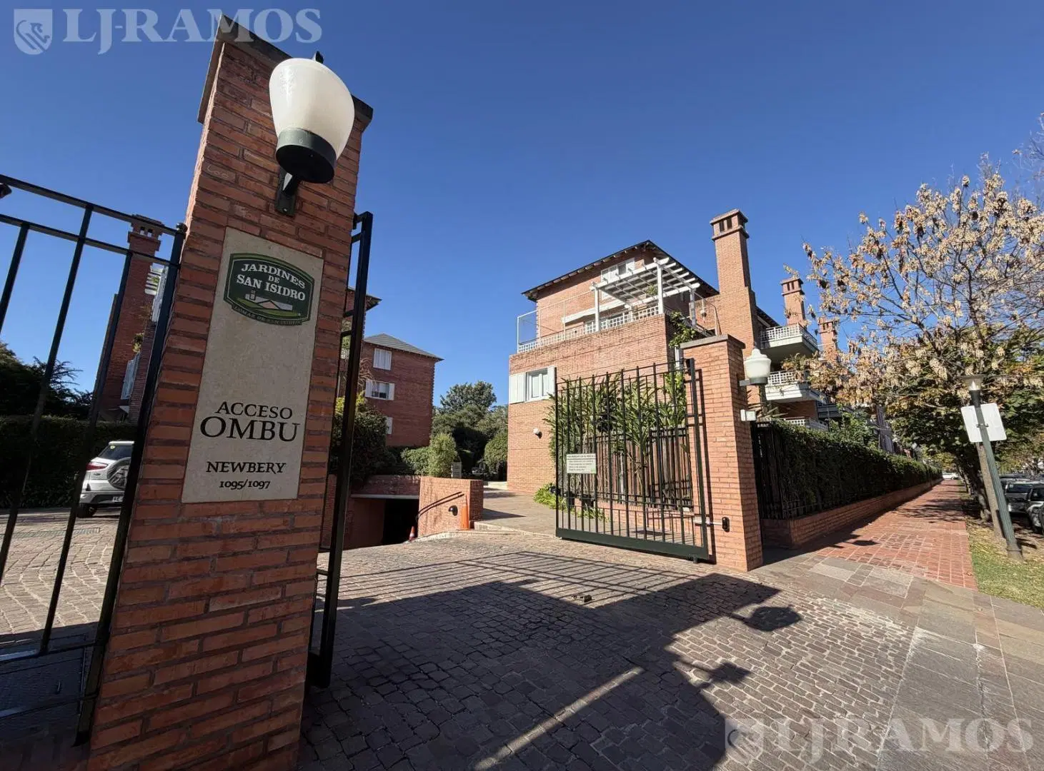 MUY LINDO DEPARTAMENTO DE 3 AMBIENTES Y ESCRITORIO EN JARDINES DE SAN ISIDRO. 1