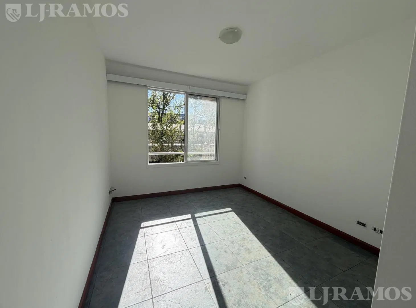 MUY LINDO DEPARTAMENTO DE 3 AMBIENTES Y ESCRITORIO EN JARDINES DE SAN ISIDRO. 2