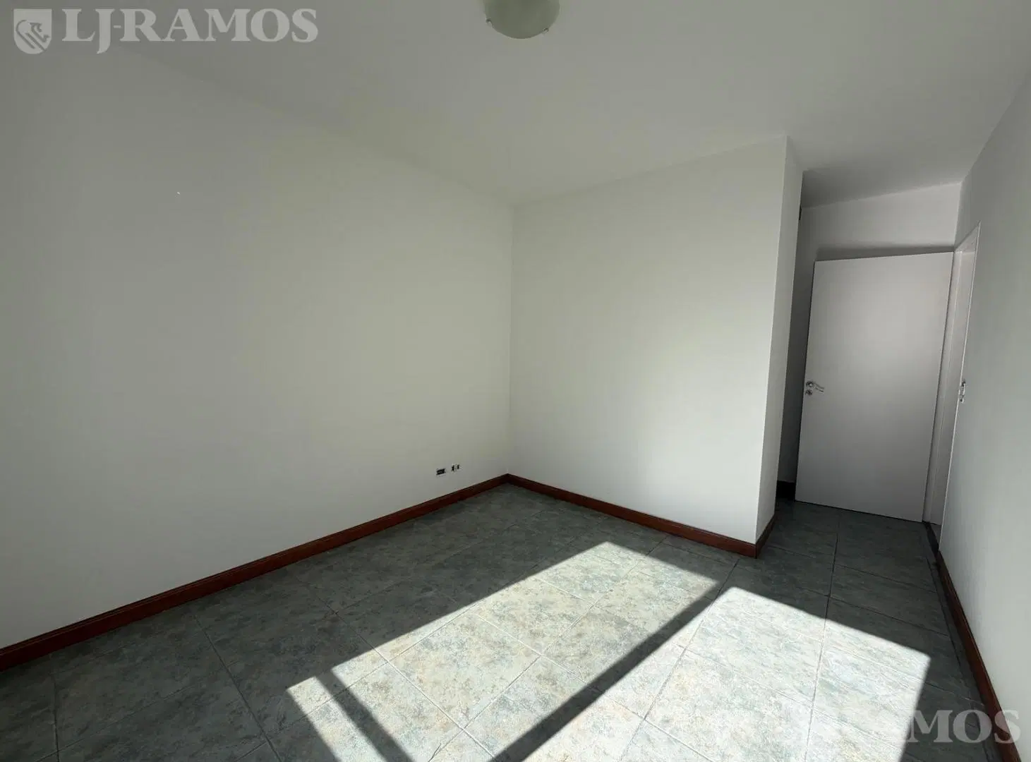 MUY LINDO DEPARTAMENTO DE 3 AMBIENTES Y ESCRITORIO EN JARDINES DE SAN ISIDRO. 4