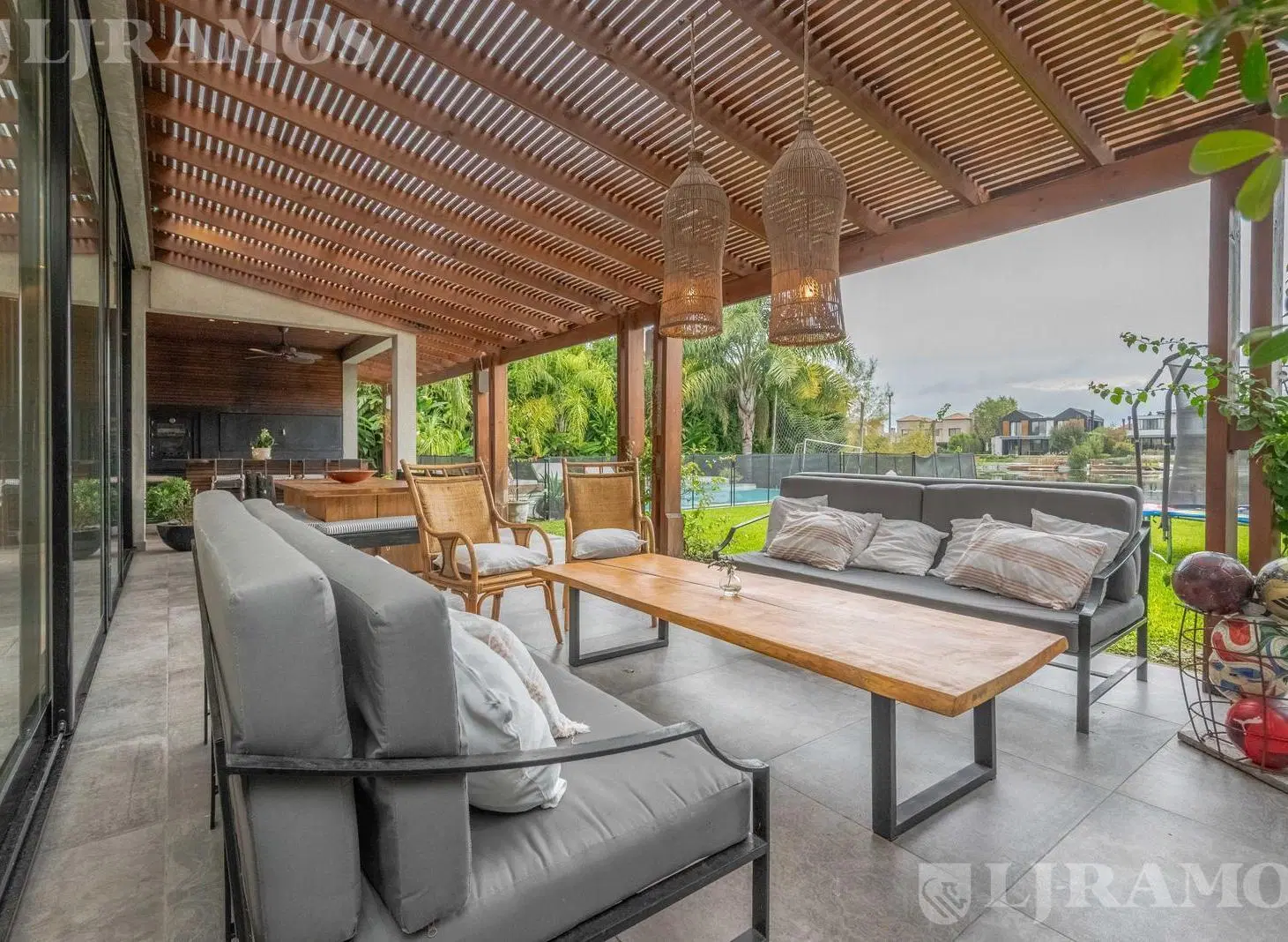 Casa con 4 dormitorios en venta y/o alquiler en Barbarita 2