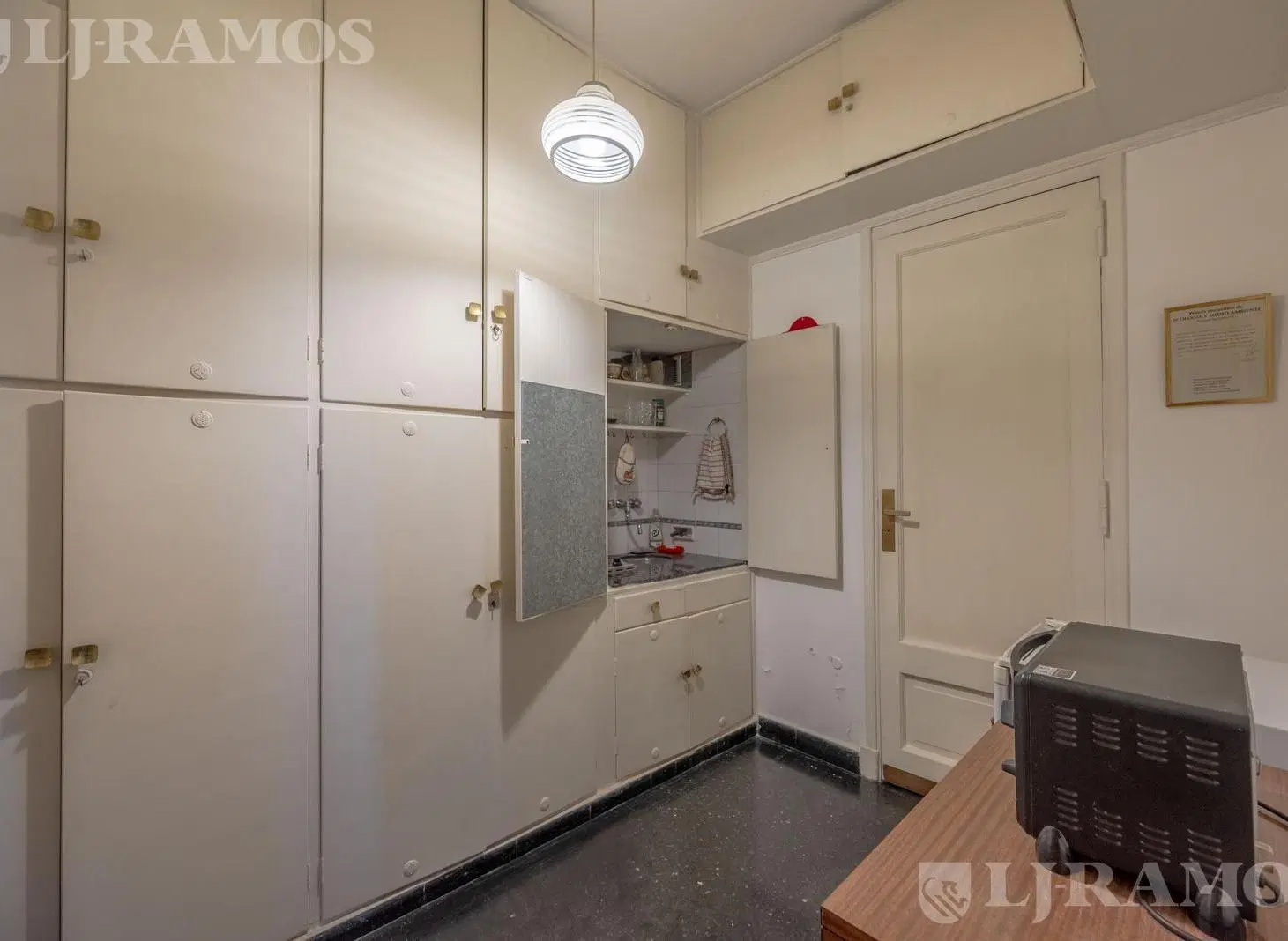 Estudio jurídico en esquina. Amplia recepción, 4 despachos muy luminosos con ventanas al frente. 4