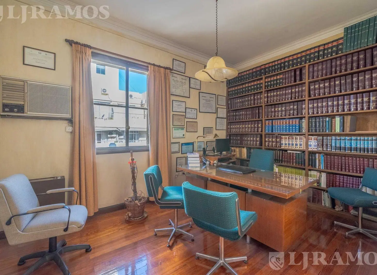 Estudio jurídico en esquina. Amplia recepción, 4 despachos muy luminosos con ventanas al frente. 1