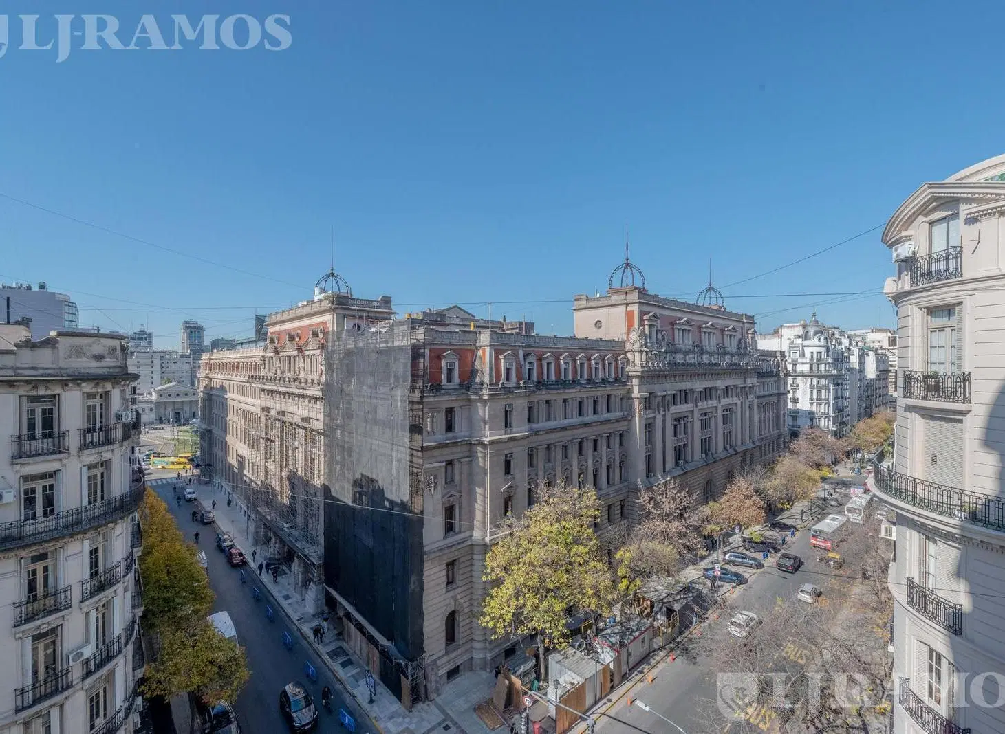 Estudio jurídico en esquina. Amplia recepción, 4 despachos muy luminosos con ventanas al frente. 5