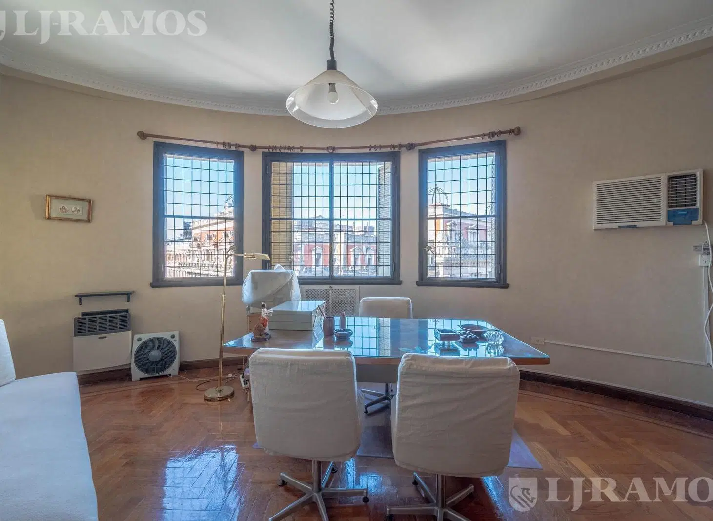 Estudio jurídico en esquina. Amplia recepción, 4 despachos muy luminosos con ventanas al frente. 2