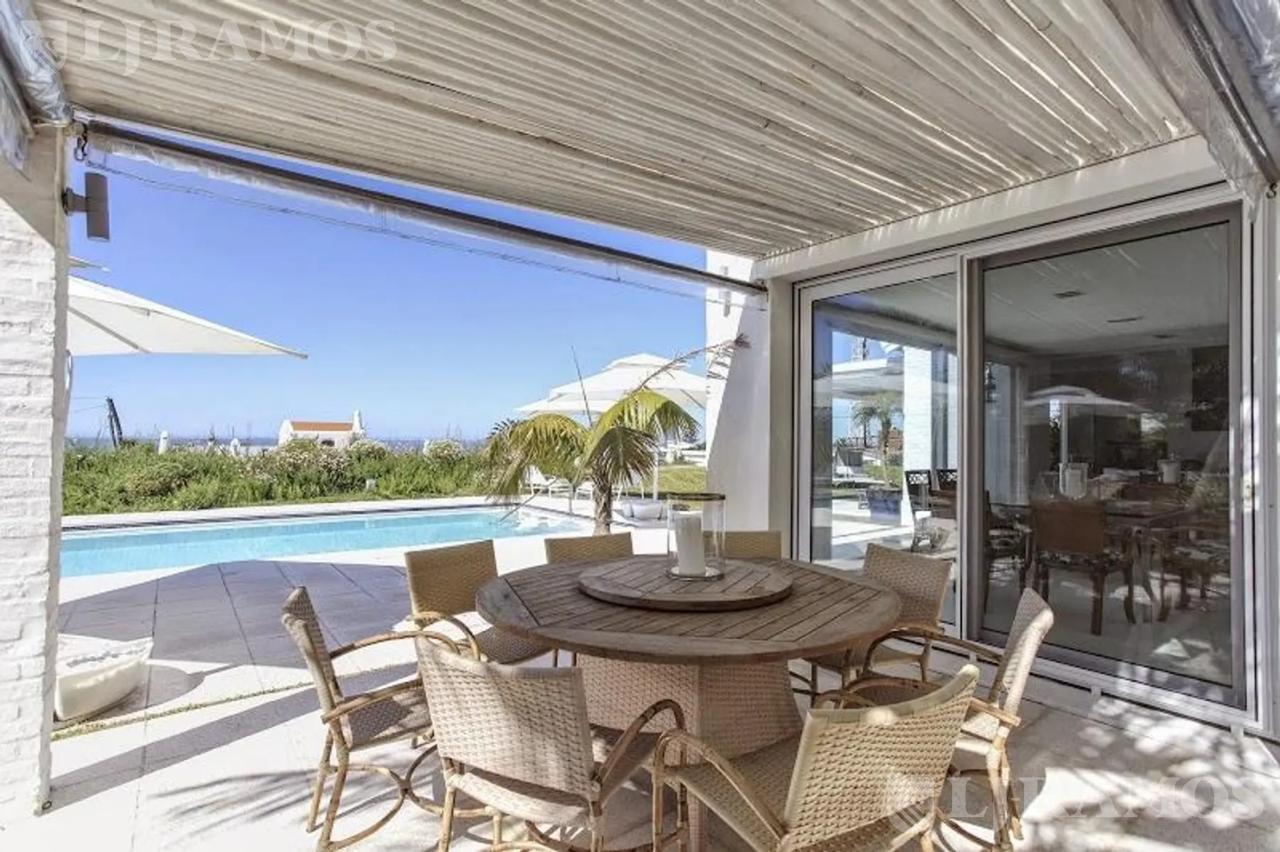 ¡Espectacular Casa en La Barra a 200m de la Posta del Cangrejo!