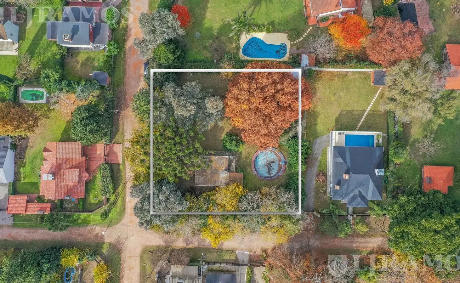 Gran terreno arbolado en esquina con construcción a reciclar – Los Jazmines, Del Viso 4