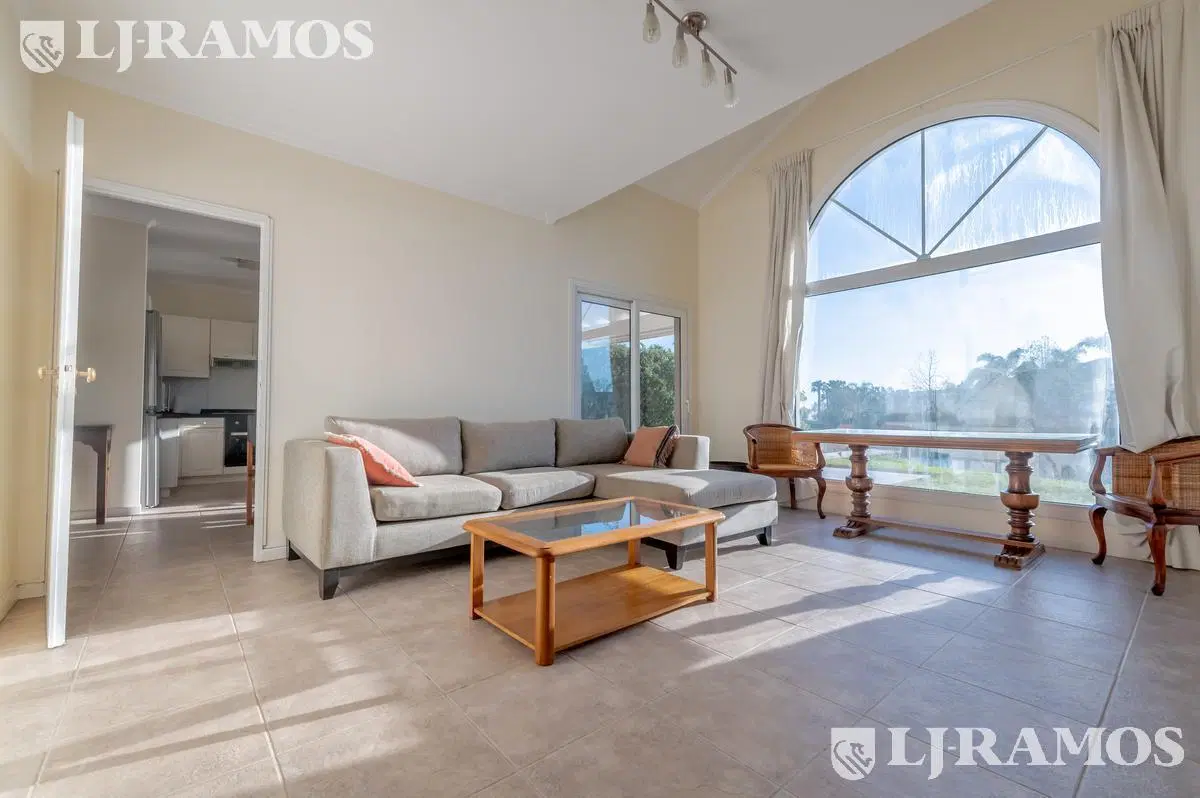 Casa a la laguna con 4 dormitorios en venta y/o alquiler en Barrancas del Lago. 1