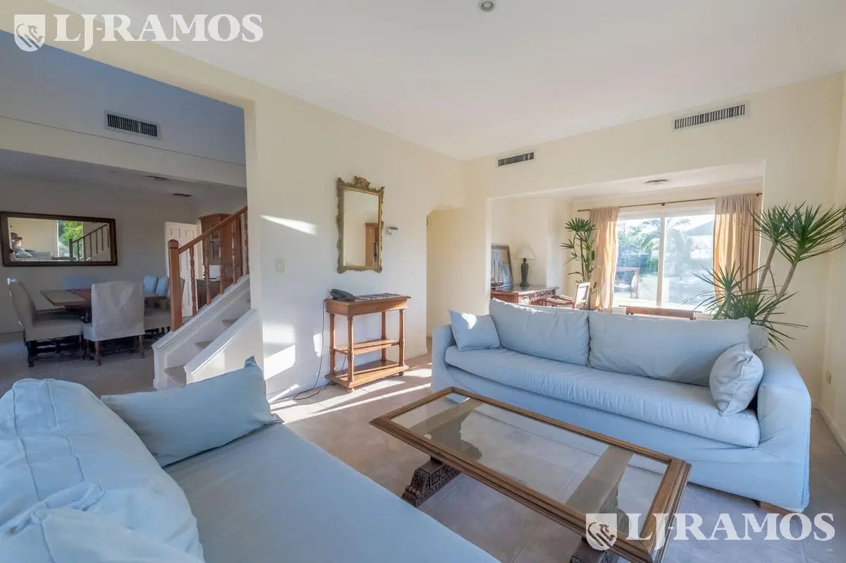 Casa a la laguna con 4 dormitorios en venta y/o alquiler en Barrancas del Lago. 4