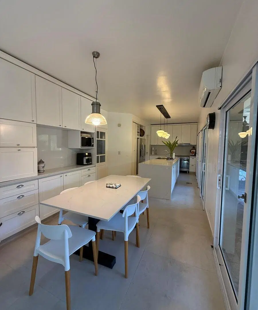 Casa con 4 suites en venta y/o alquiler con mubles en LAS GLORIETAS 5