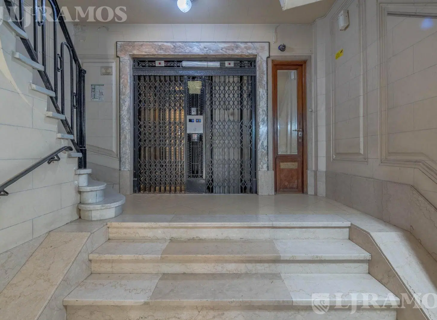 Departamento en esquina. Amplia recepción, 5 ambientes muy luminosos con ventanas al frente. 2