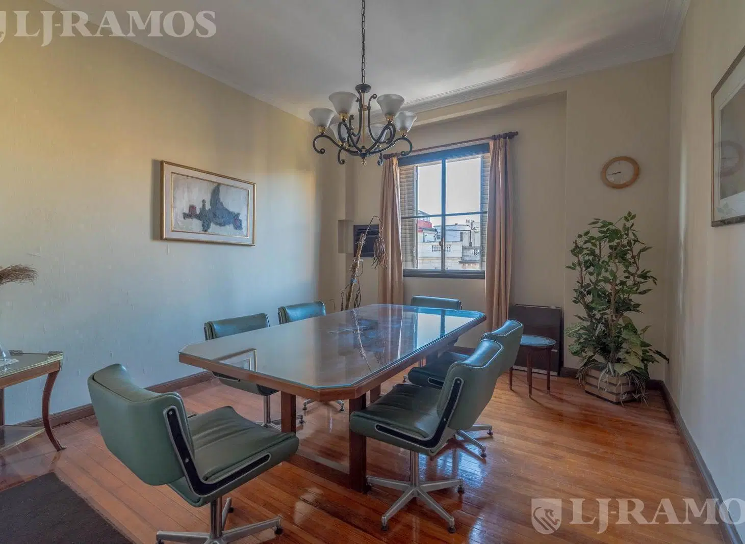 Departamento en esquina. Amplia recepción, 5 ambientes muy luminosos con ventanas al frente. 1