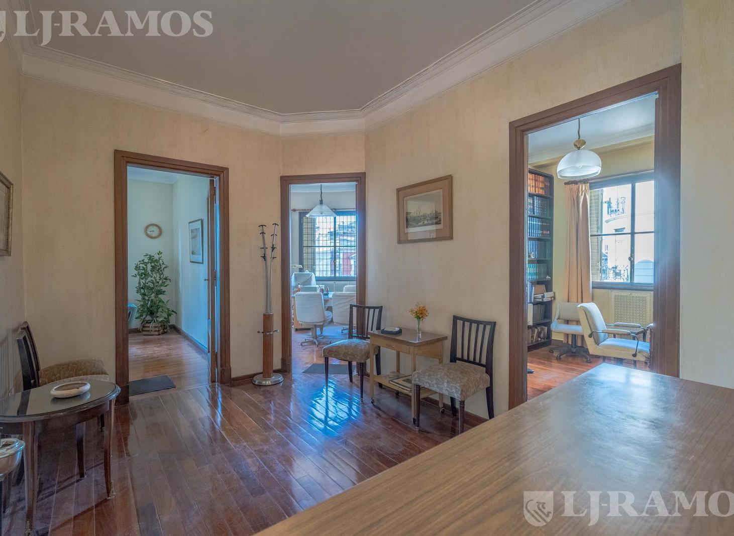 Departamento en esquina. Amplia recepción, 5 ambientes muy luminosos con ventanas al frente.