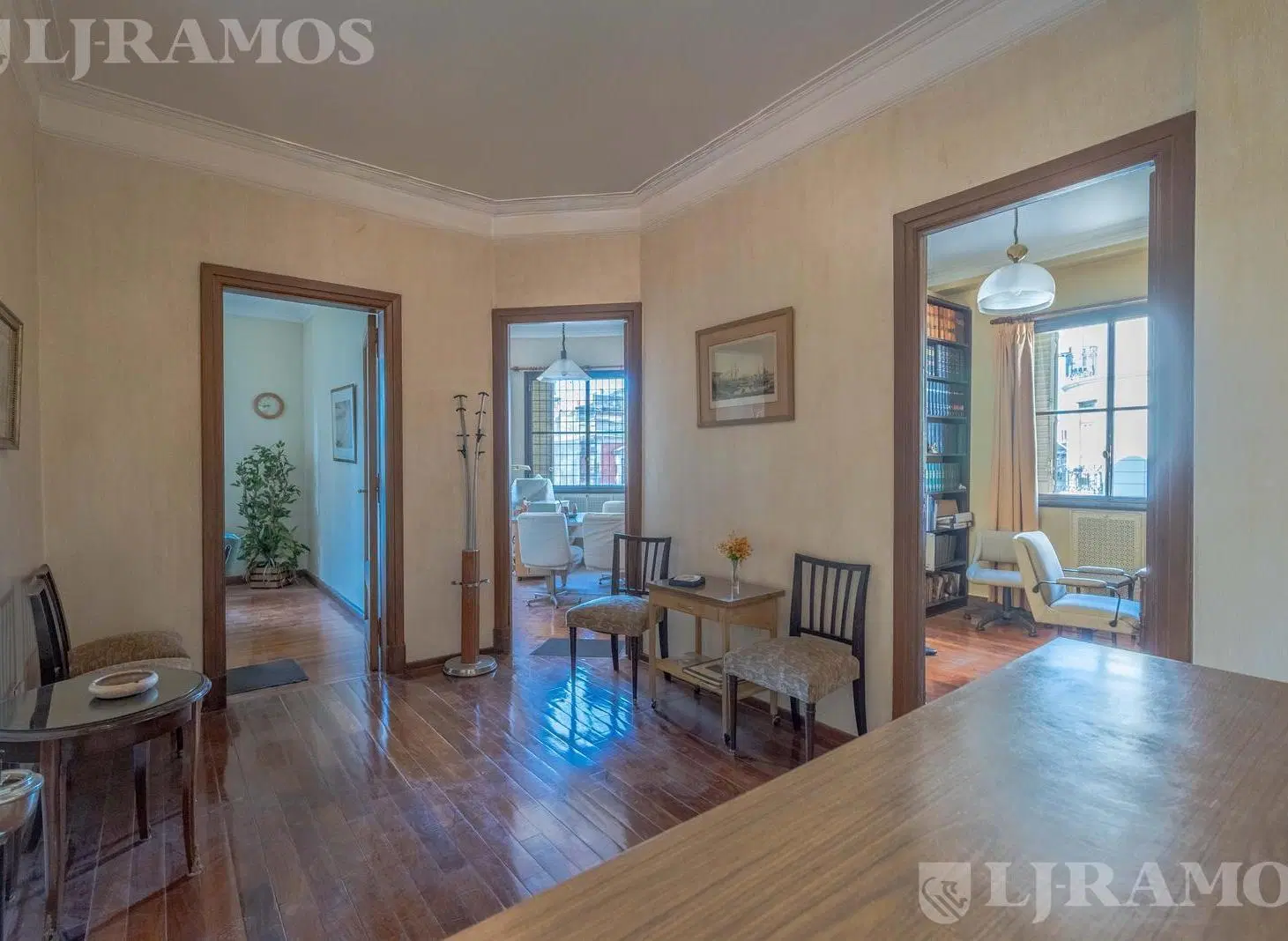 Departamento en esquina. Amplia recepción, 5 ambientes muy luminosos con ventanas al frente. 3
