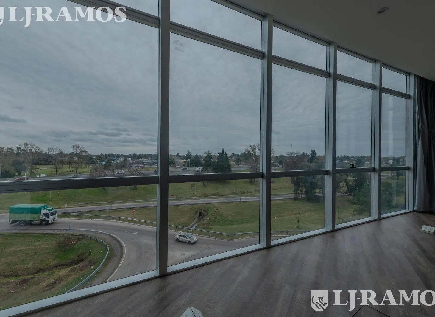 Oficinas SportClub en Escobar!  Excelente ubicación - PG 3
