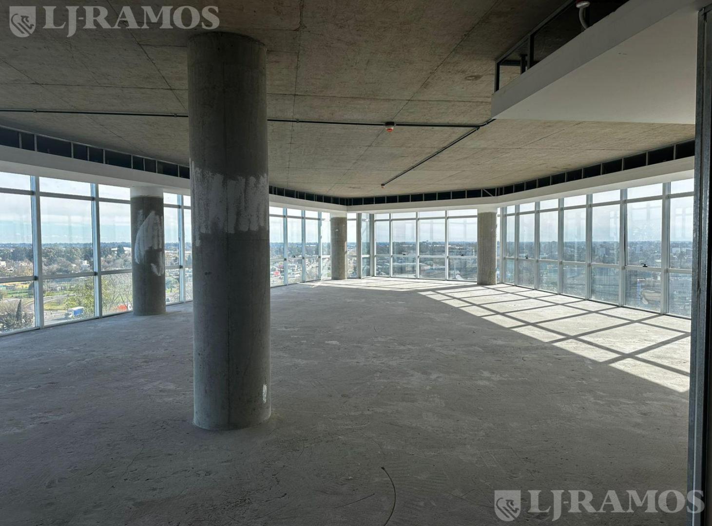 Oficinas SportClub en Escobar!  Excelente ubicación - PG