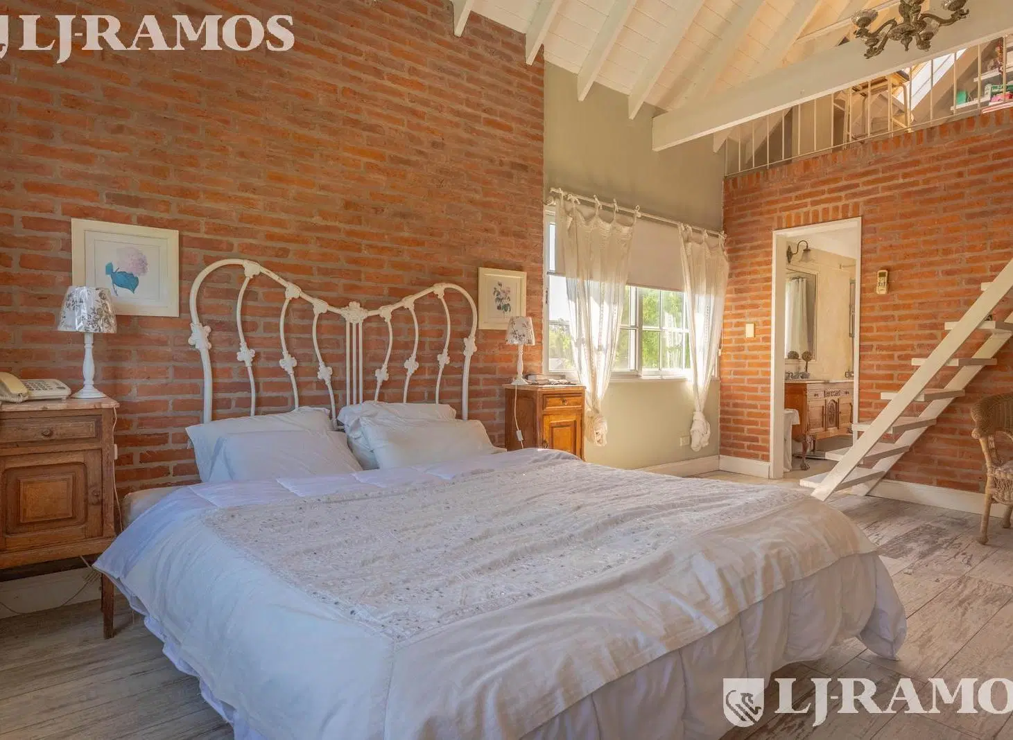 CASA RENOVADA 270m² - 4 DORM   DEP - APTO CRÉDITO - EL ESTABLO 5