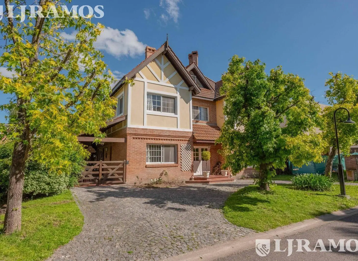 CASA RENOVADA 270m² - 4 DORM   DEP - APTO CRÉDITO - EL ESTABLO 2