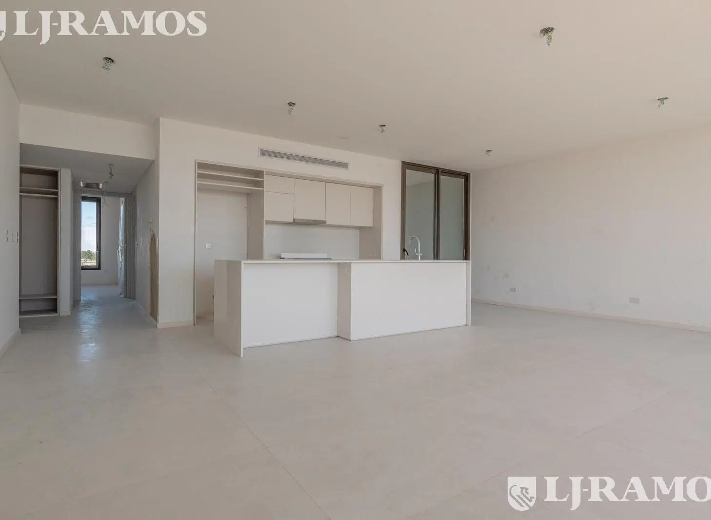 Departamento en venta de 3 ambientes con vista a la Laguna central 2