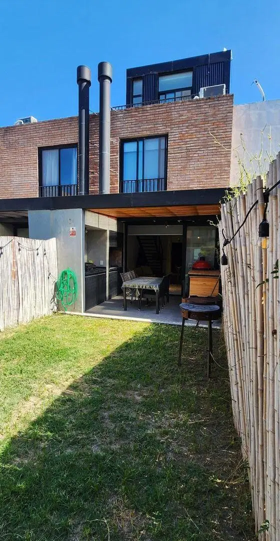 3 DORMITORIOS, GALERIA y JARDIN. 2