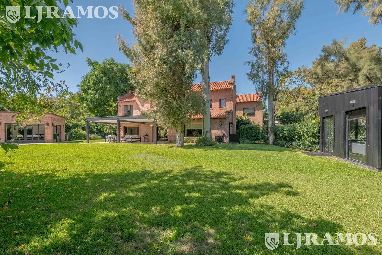 ESPECTACULAR casa con 3 suite, sobre lote de 1.800 m2 en el barrio Las Casuarinas - San Isidro. 5