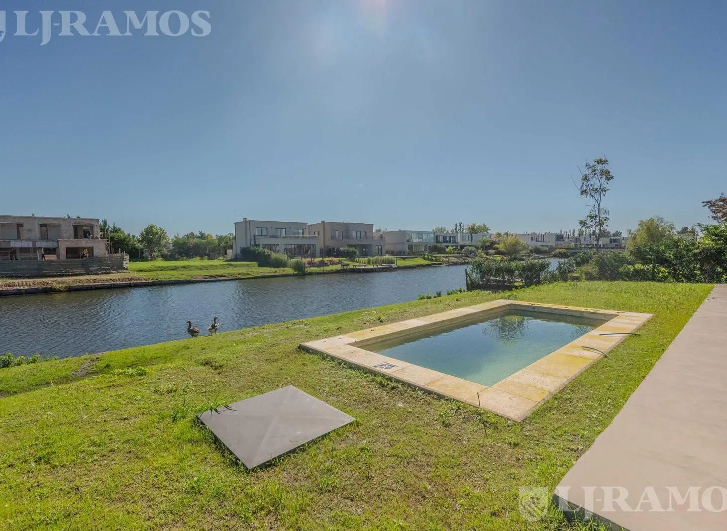 A la laguna a estrenar    4 dormitorios, en venta  en Laguna Grande 2