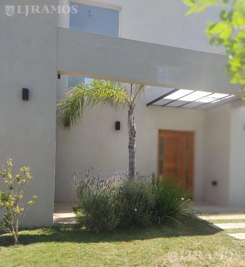 Casa 4 ambientes a la  Venta Barrio Santa Isabel II lote interno MB 2