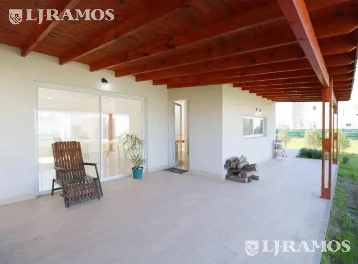 Casa 4 ambientes a la  Venta Barrio Santa Isabel II lote interno MB 3