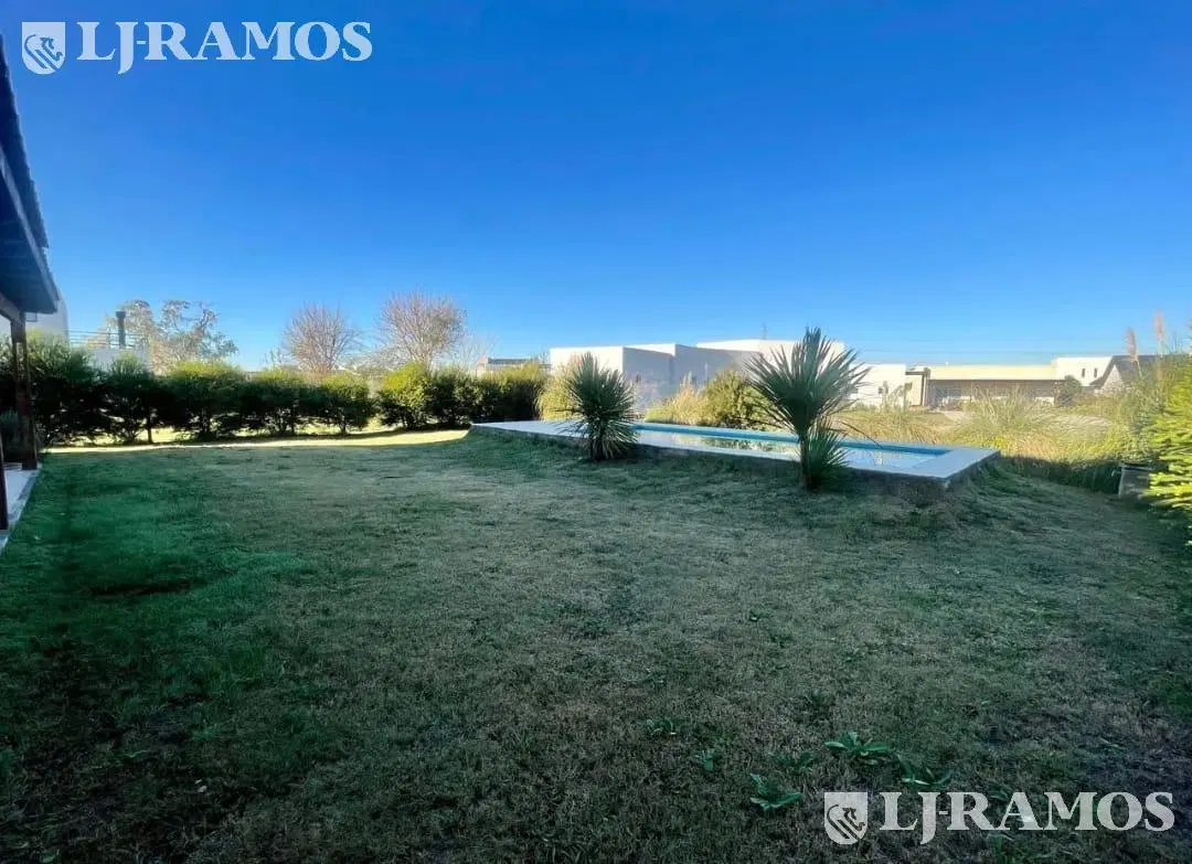 Casa 4 ambientes a la  Venta Barrio Santa Isabel II lote interno MB 4