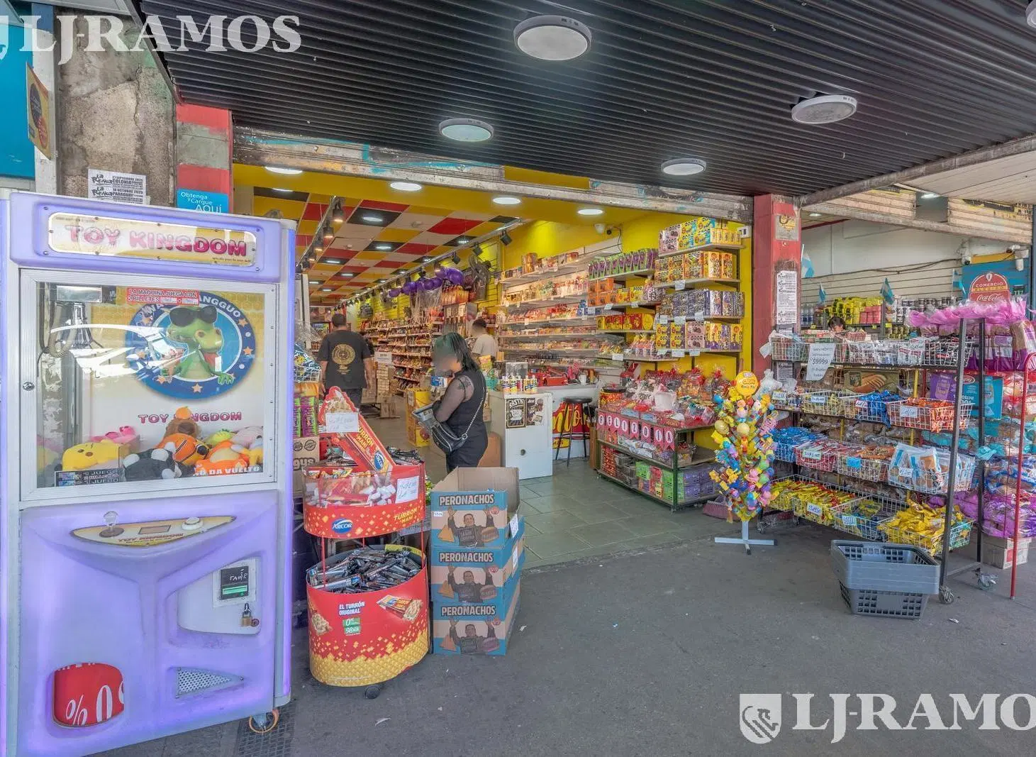 Excelente local en la calle mas comercial de Lomas de Zamora 8