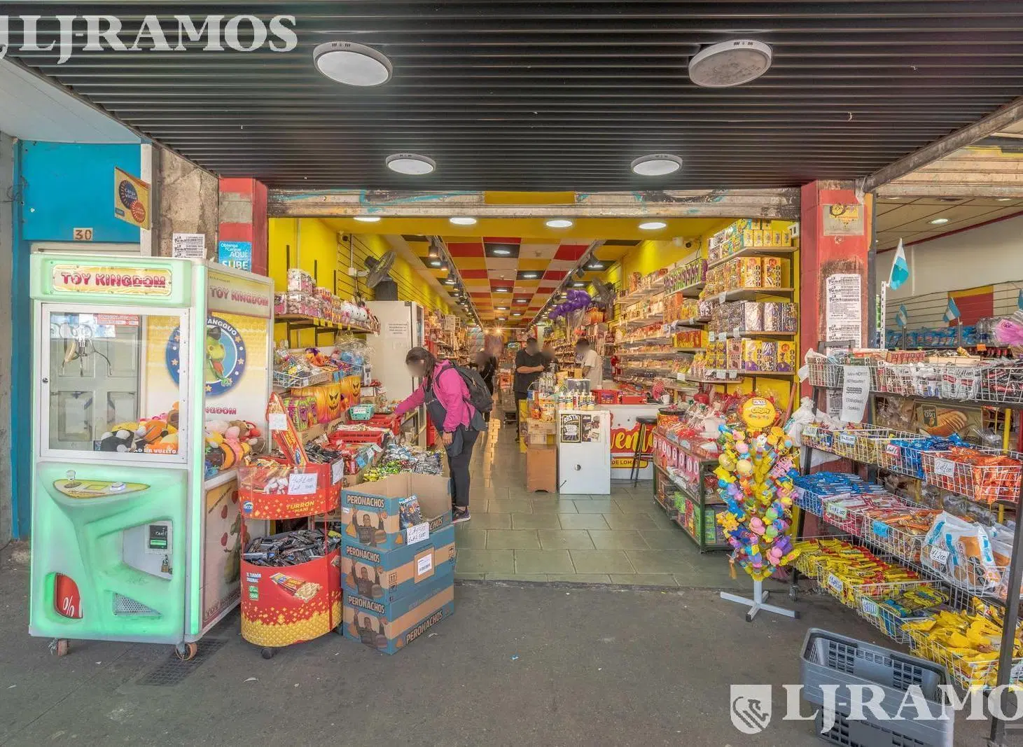 Excelente local en la calle mas comercial de Lomas de Zamora 3