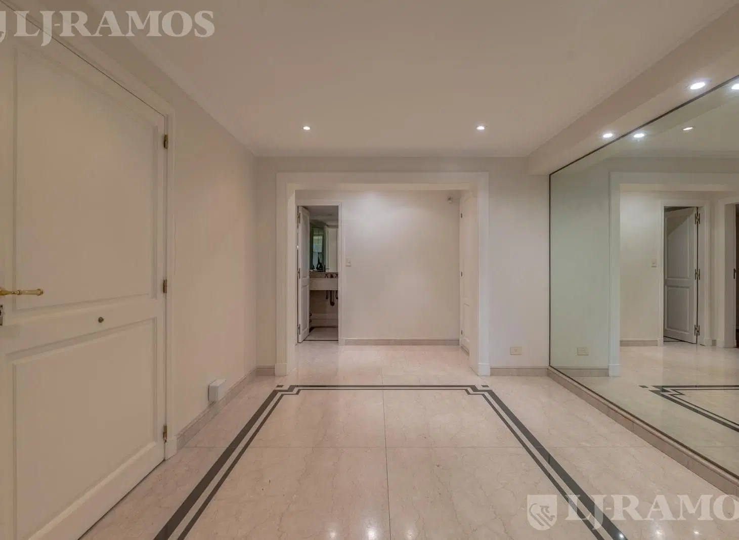Departamento en Barrio Parque. 2 cocheras fijas. Seg 24 hs. 4