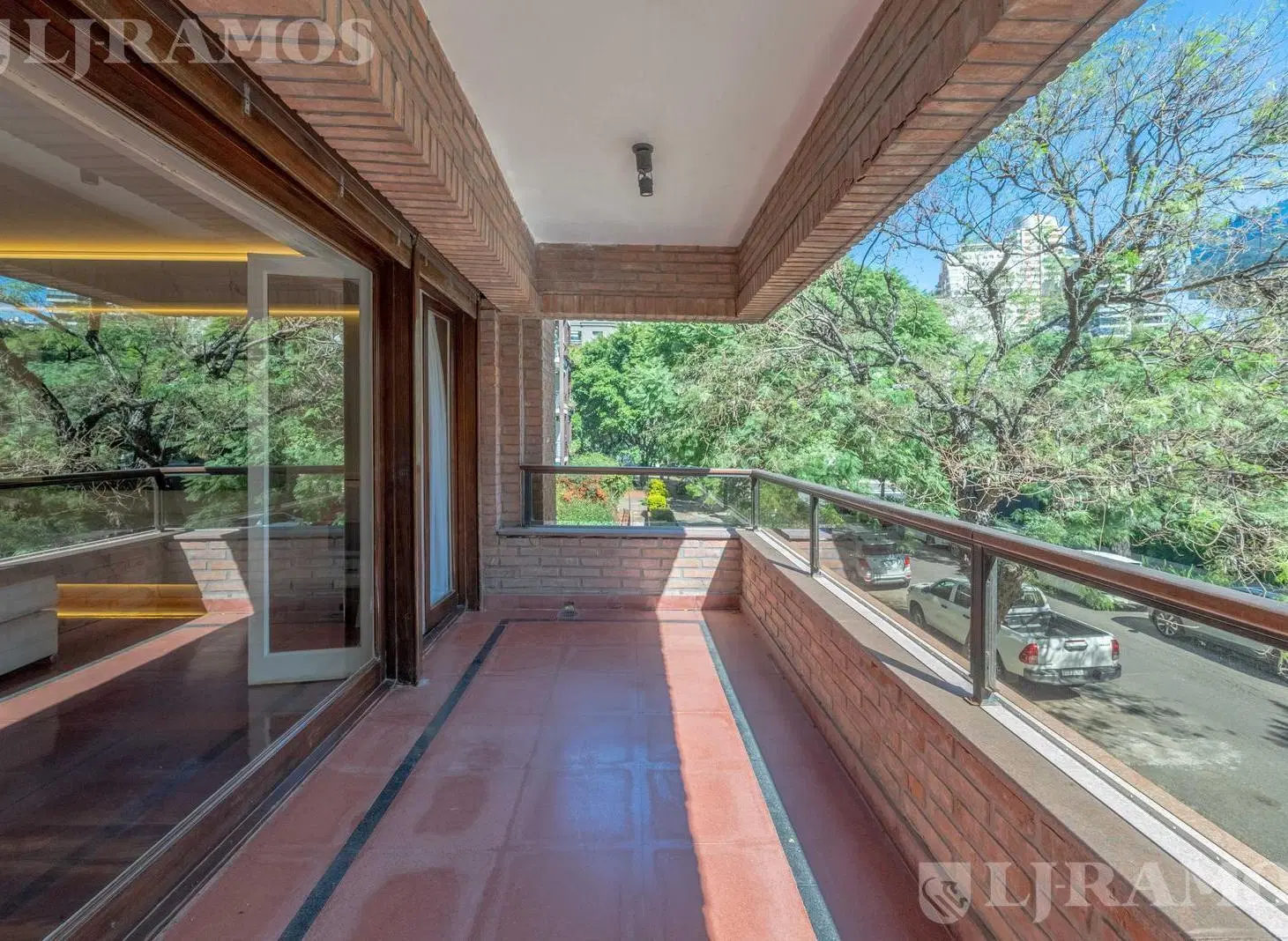 Departamento en Barrio Parque. 2 cocheras fijas. Seg 24 hs. 5