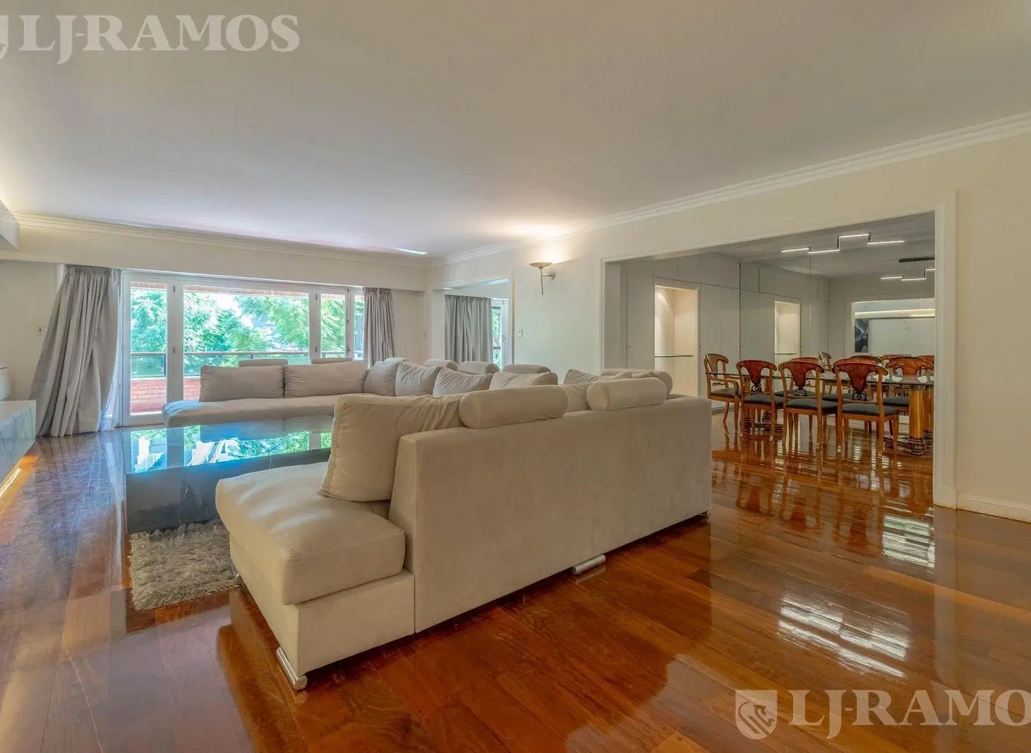 Departamento en Barrio Parque. 2 cocheras fijas. Seg 24 hs. 1