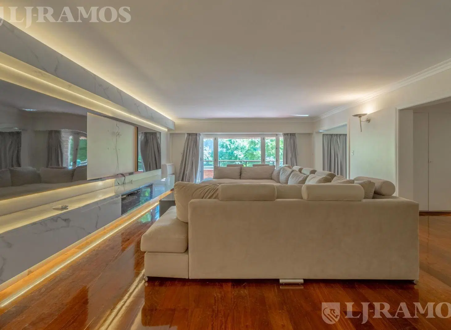 Departamento en Barrio Parque. 2 cocheras fijas. Seg 24 hs. 2