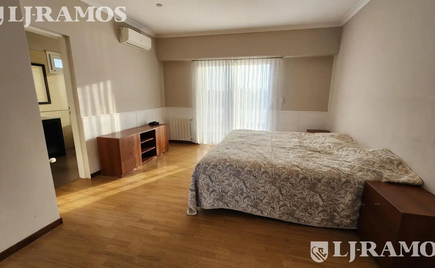 4 DORMITORIOS, ESCRITORIO y AREA SERVICIO. A LAGUNA. 5