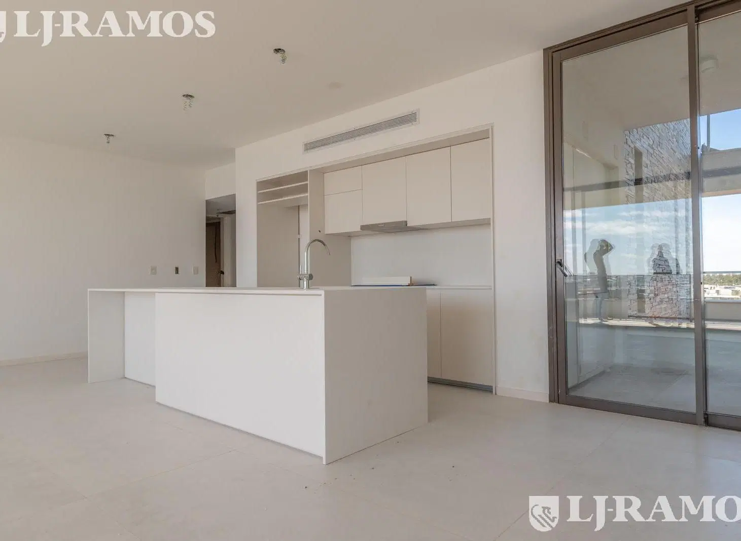 Departamento en venta de 4 ambientes con vista a la Laguna central 3